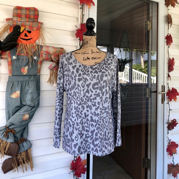 🍃LAST 1💕NWT Gray Leopard Scoop Neck L/S Top💕 - Picture 9 of 15
